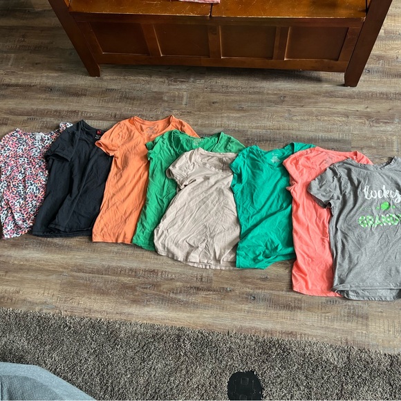 Lot of women’s t-shirts. Sizes range from small -large - Picture 1 of 11